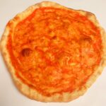 PIZZA MARGHERITA SOTTILE CON POMODORO, MOZZARELLA E OLIO EXTRA VERGINE DI OLIVA IMPASTO CON FARINA TIPO 2