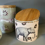 BARATTOLO CON COPERCHIO ERMETICO PICCOLO ELEFANTE IN PORCELLA BONE CHINA YVONNE ELLEN