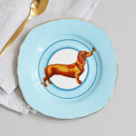 PIATTO TORTA 16 CM SAUSAGE DOG IN PORCELLA BONE CHINA YVONNE ELLEN